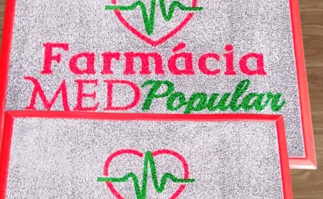 Tapetes da Farmácia MED Popular com logo de coração e batimento