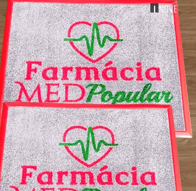 Tapetes da Farmácia MED Popular com logo de coração e batimento
