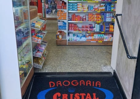Tapete preto da Drogaria Cristal na entrada da farmácia Tapete preto da Drogaria Cristal na entrada da farmácia