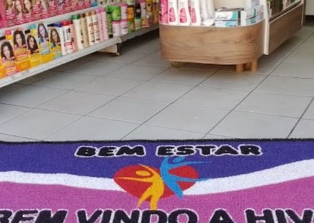 Tapete roxo de boas-vindas em uma drogaria