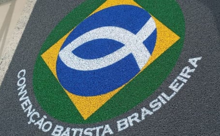 Tapete da Convenção Batista Brasileira com bandeira do Brasil e símbolo do peixe Tapete da Convenção Batista Brasileira com bandeira do Brasil e símbolo do peixe