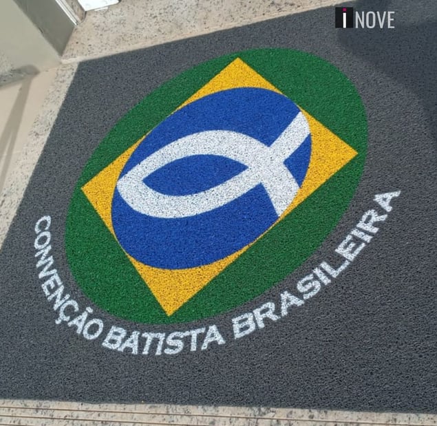 Tapete da Convenção Batista Brasileira com bandeira do Brasil e símbolo do peixe Tapete da Convenção Batista Brasileira com bandeira do Brasil e símbolo do peixe