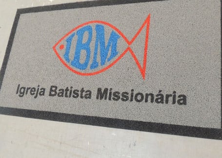 Tapete cinza da Igreja Batista Missionária com símbolo do peixe Tapete cinza da Igreja Batista Missionária com símbolo do peixe