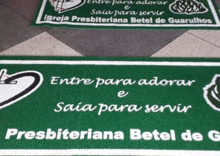 Tapetes verdes da Igreja Presbiteriana Betel com mensagem de acolhimento Tapetes verdes da Igreja Presbiteriana Betel com mensagem de acolhimento