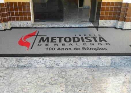 Tapete da Igreja Metodista de Realengo na entrada do templo
