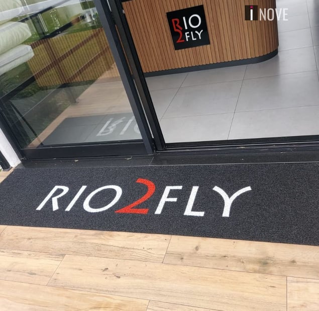 Tapete escuro da Rio2Fly na entrada da loja