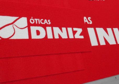 Tapetes vermelhos das Óticas Diniz personalizados