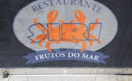 Tapete do Restaurante Siri Frutos do Mar com logo de caranguejo Tapete do Restaurante Siri Frutos do Mar com logo de caranguejo