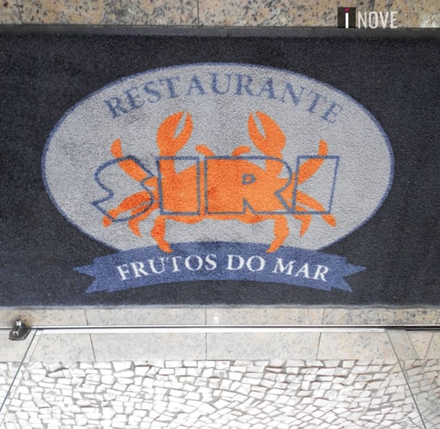 Tapete do Restaurante Siri Frutos do Mar com logo de caranguejo