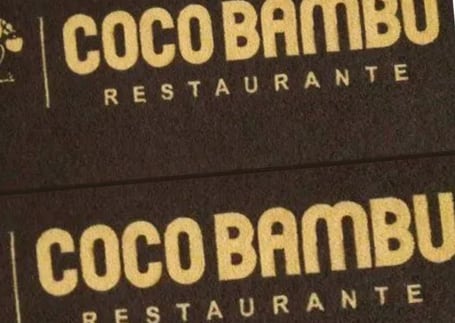 Tapetes do restaurante Coco Bambu na entrada