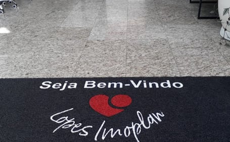 Tapete preto de boas-vindas da Lopes Imoplan com coração Tapete preto de boas-vindas da Lopes Imoplan com coração