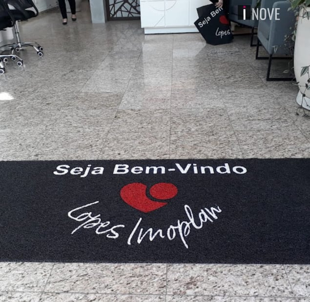 Tapete preto de boas-vindas da Lopes Imoplan com coração Tapete preto de boas-vindas da Lopes Imoplan com coração