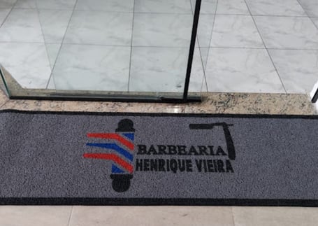 Tapete da Barbearia Henrique Vieira com poste de barbeiro