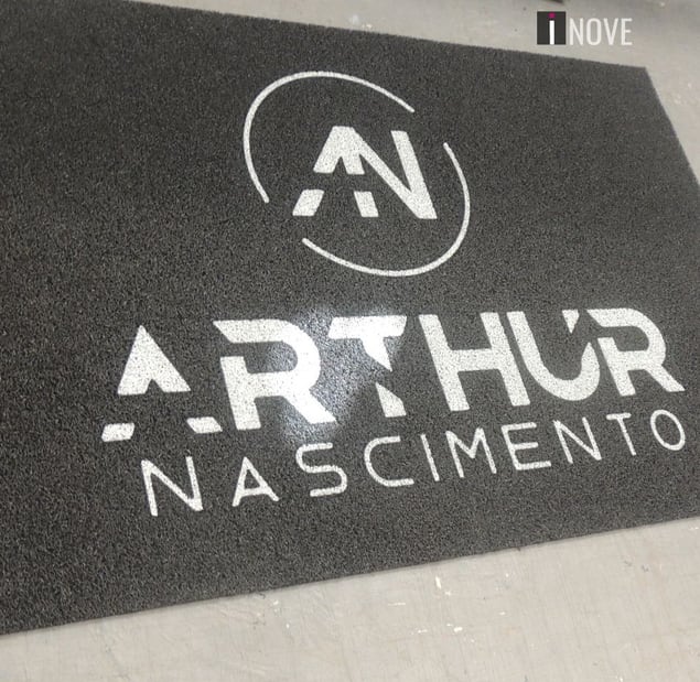 Tapete preto do artista Arthur Nascimento para palco