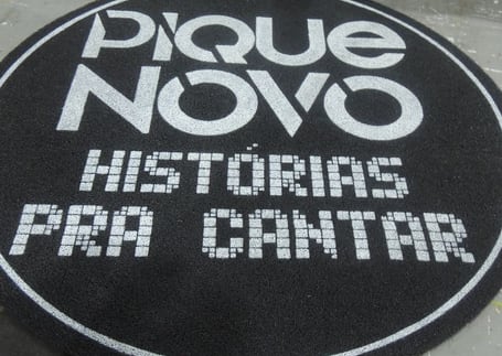 Tapete redondo preto do grupo Pique Novo 'Histórias pra Cantar'