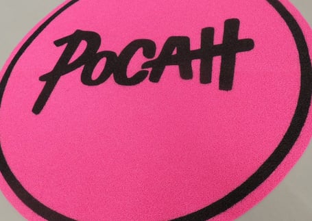 Tapete redondo rosa da artista Pocah para evento