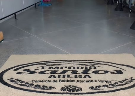 Tapete do Empório Santos Adega na entrada do mercado Tapete do Empório Santos Adega na entrada do mercado