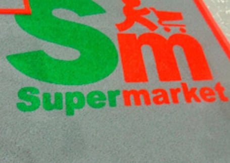Tapete do Sm Supermarket com logo verde e laranjá Tapete do Sm Supermarket com logo verde e laranjá