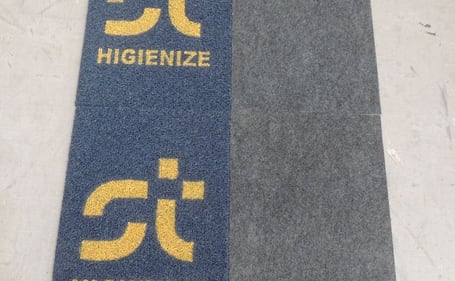 Tapete sanitizante azul e cinza com a marca ST Higienize Tapete sanitizante azul e cinza com a marca ST Higienize