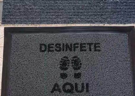 Conjunto de tapete sanitizante 'Desinfete aqui' com tapete de secagem