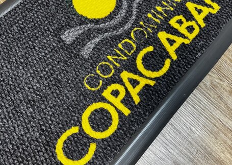 Detalhe de tapete secante com logo personalizado