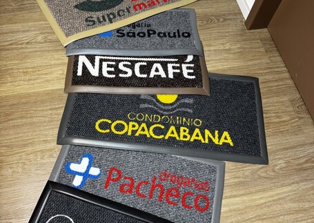 Tapetes secantes personalizados com logos de empresas e condomínios