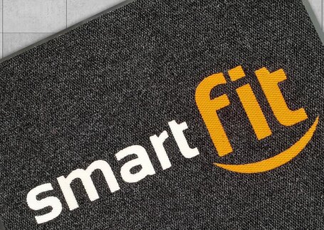 Tapete secante com logo em detalhe